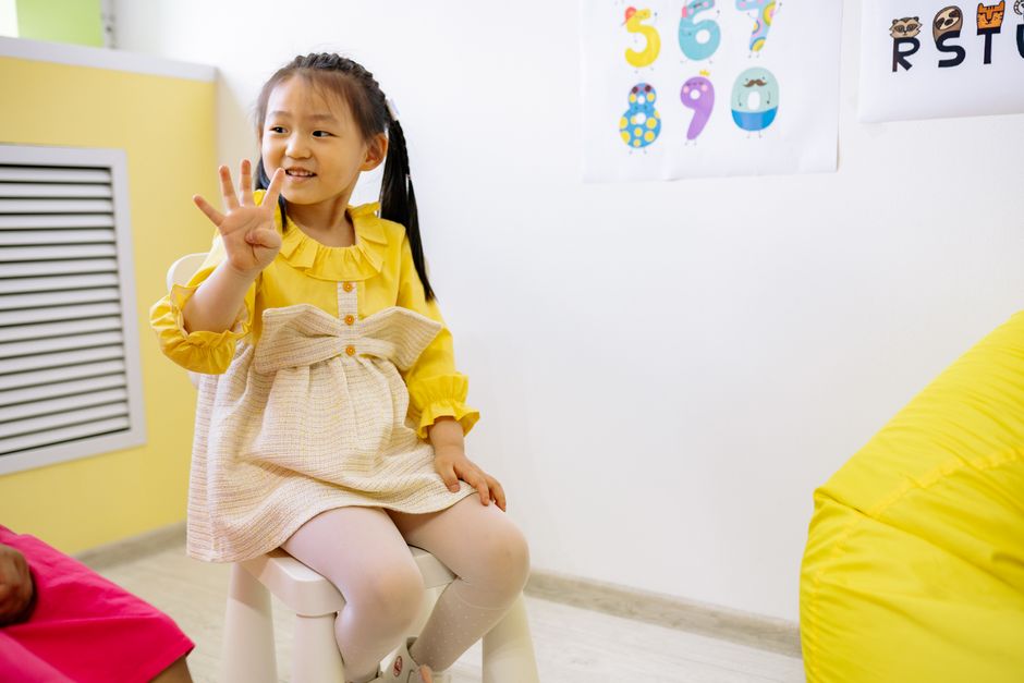 Panduan Lengkap: Mengatasi Pemalu dan Membangun Kepercayaan Diri Anak TK di Lingkungan Baru